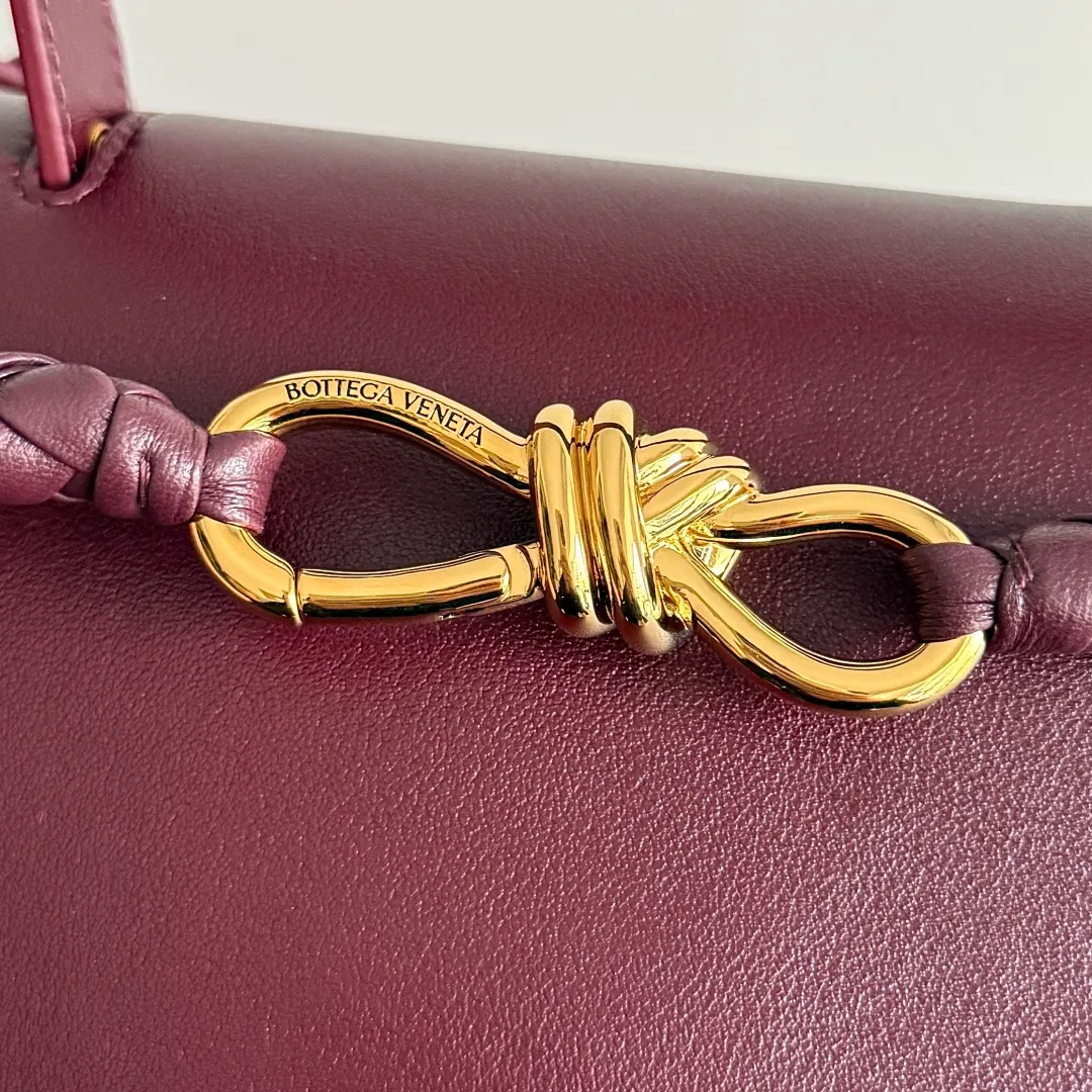 Batch 2360 BottegaVeneta Latest Ciao Ciao Bag Silky cowhide two-way flap handbag with signature twist detail, hidden hook closure, flap can be fastened to the front or attached to the INTRECCIATO woven interior pocket, comes with an adjustable and detachable crossbody strap, interior compartment, and also features a zippered pocket. The surprise flap has various shapes. Style 1 - Cover the bag surface and expose the knot decoration. Style 2 - Place the flap inside the bag. A buckle is also designed. Style 3 - The U-shaped position of the top handle in the hand bag. Style No.: 817231 Size: 34*26*15cm